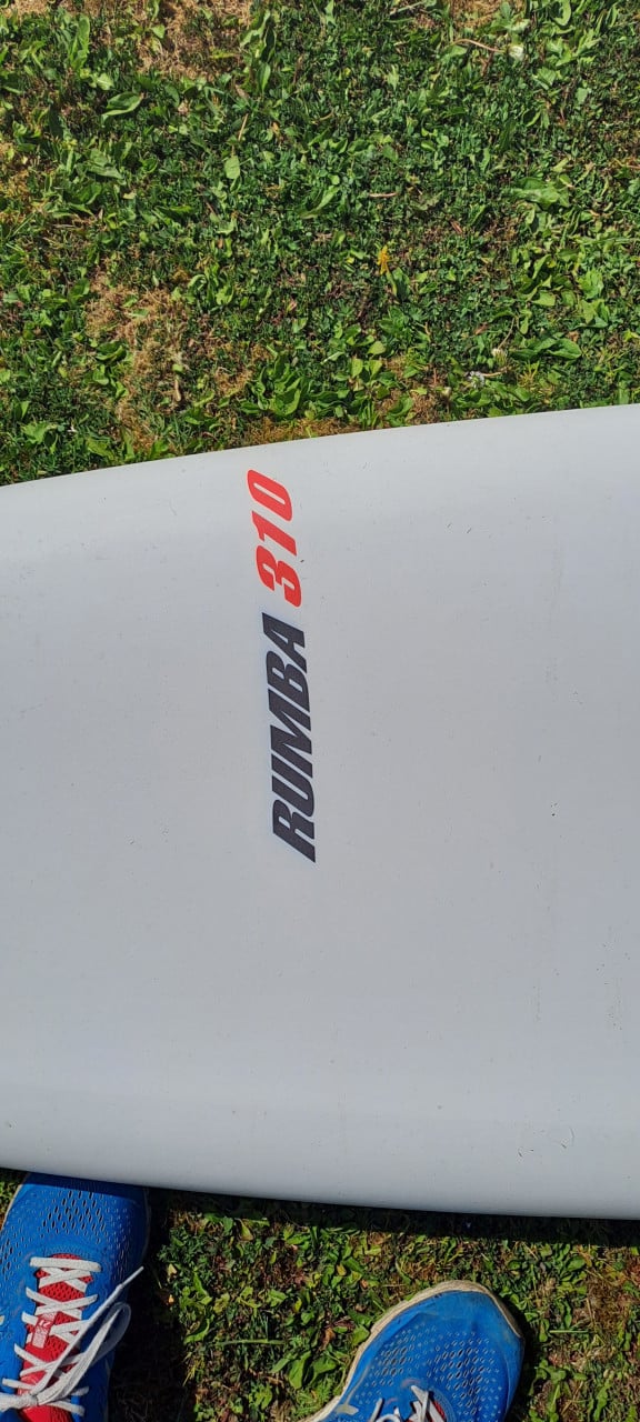 Surfplank met zeilen