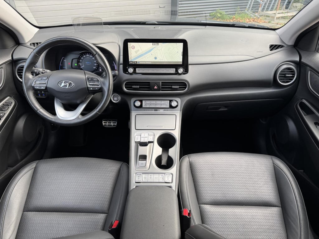 Hyundai Kona ev premium 64 kwh soh 97% meest luxe uitvoering incl. schuif-/