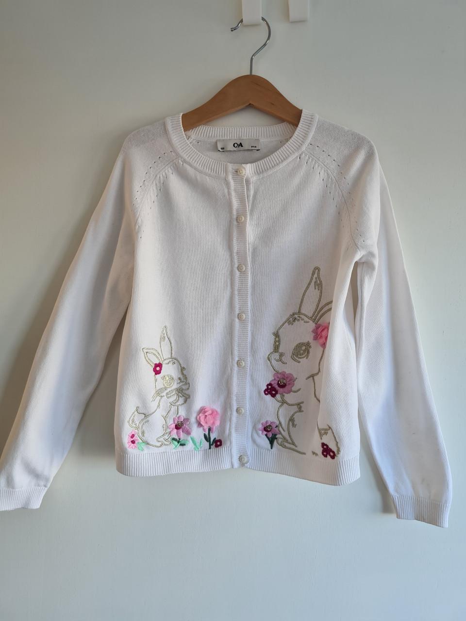 Heel leuk wit vestje met konijntjes en applicaties van C&A  Maat 128