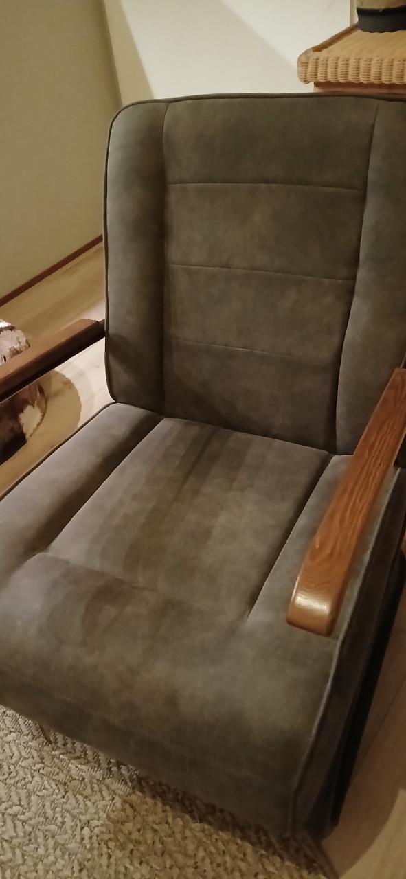 Olijfgroene fauteuil met suede look in prima staat.
