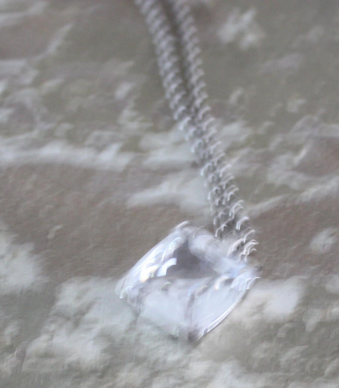 Zilverkleurige ketting met wit stenen hanger