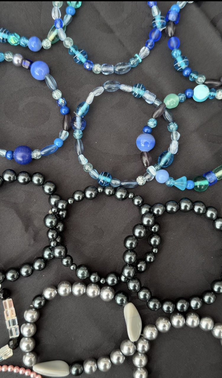 Armbandjes en Sleutelhangers. NIEUW met GLAZEN kralen. Passen altijd.