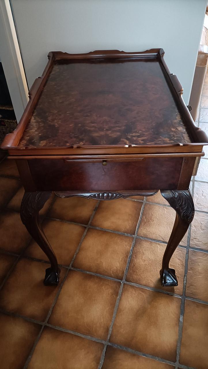 Antieke (walnotenhouten) theetafel.