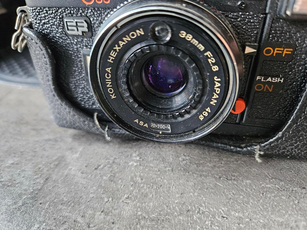 Mooie vintage Konica C 35 EF 35 mm compactcamera, werkend