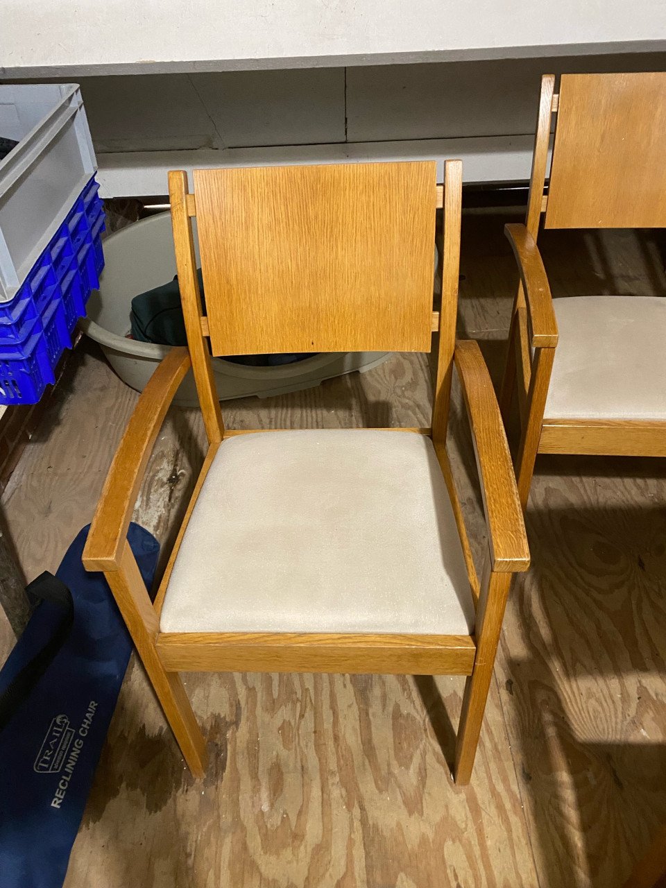 Grote tafel 225 cm met 6 bijpassende stoelen.