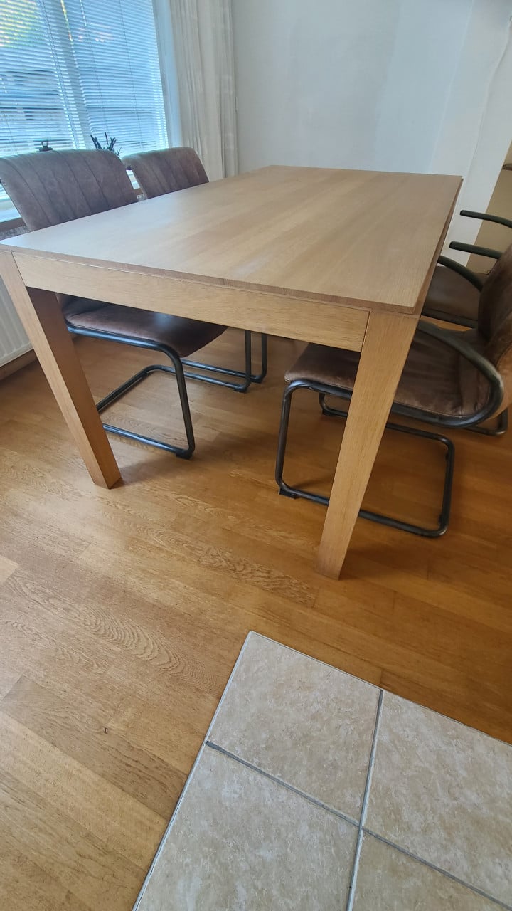 Eettafel licht eiken met 4 stoelen