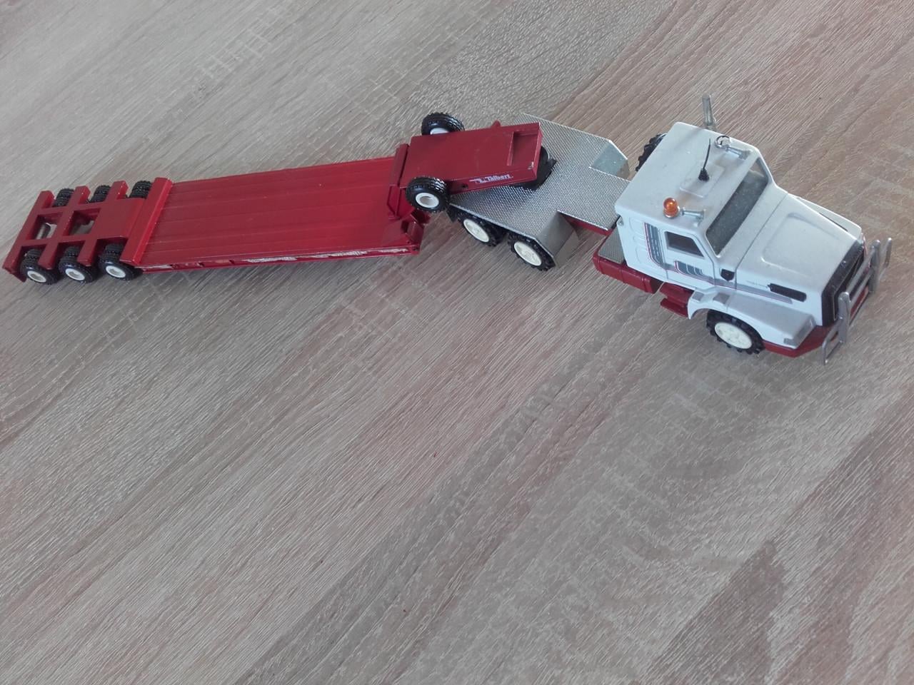 Volvo met dieplader van Conrad.