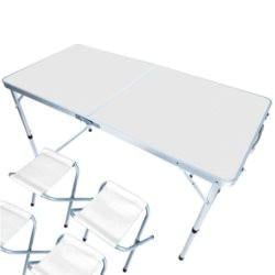 Tafel en vier krukjes