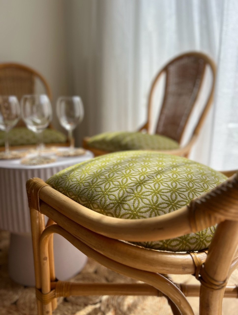 4x rotan/bamboe stoelen met retro bloemenprint