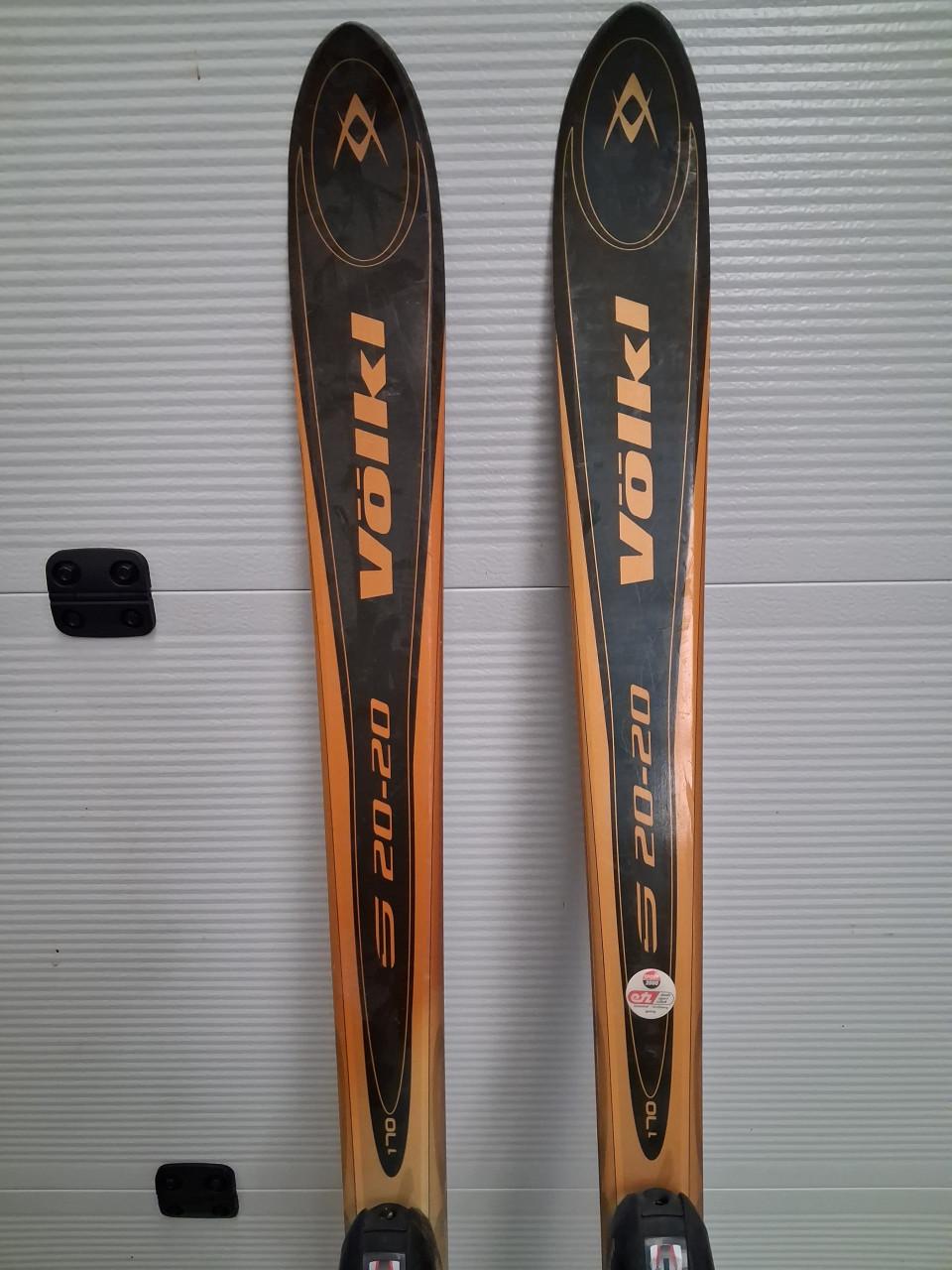 Ski's compleet met stokken.