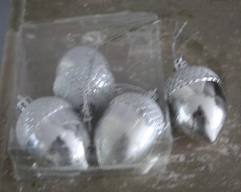 Set van 4 kunststof denneappels zilver