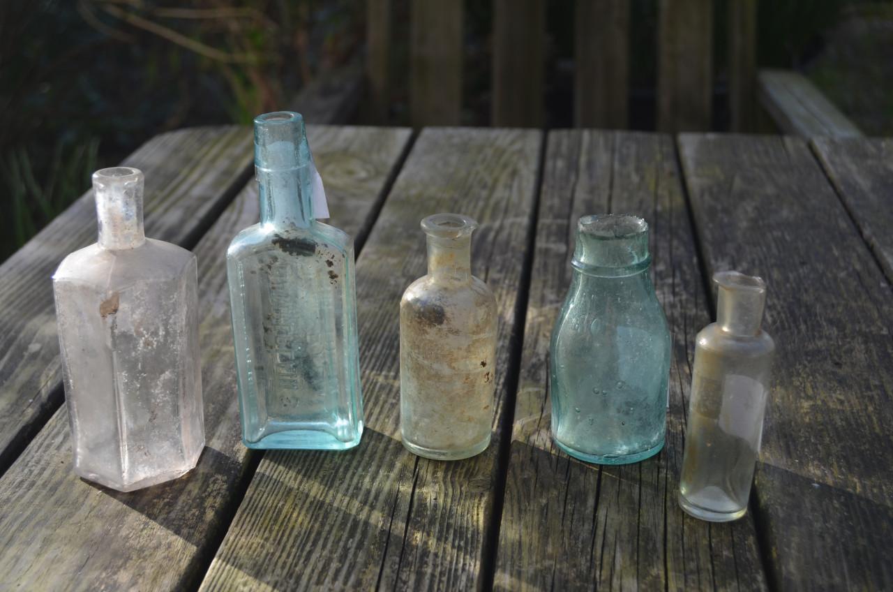 Diverse bodemvondsten flessen en flesjes ca. 1900 (2)