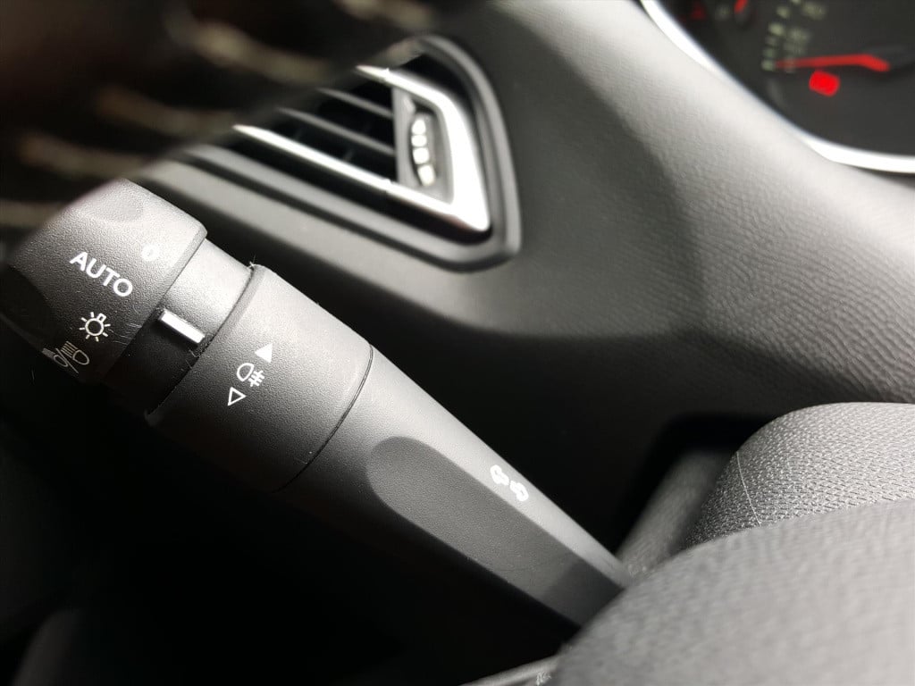 Peugeot 308 1.2 e-thp 110pk blue lease premium | navigatie | bt | cruise & 