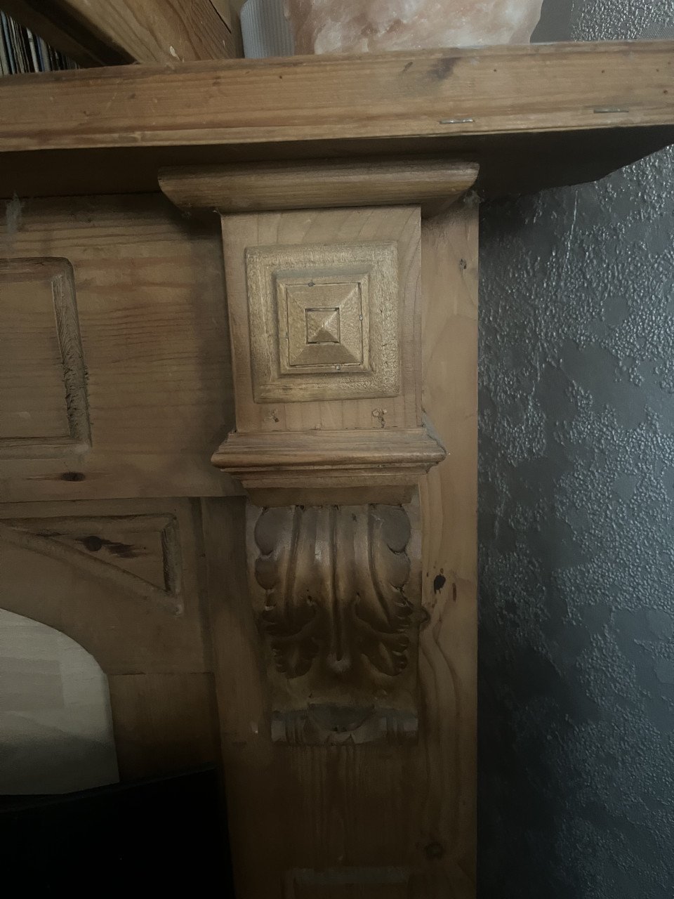 Houten haardombouw met bovenkast