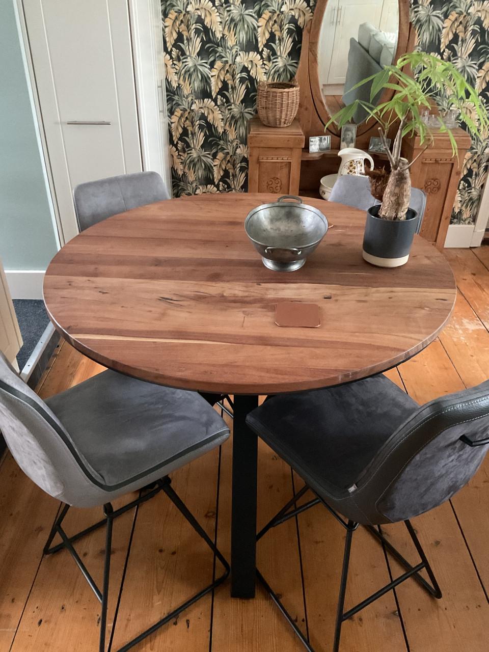 Bartafel met 4 barkrukken Xooon