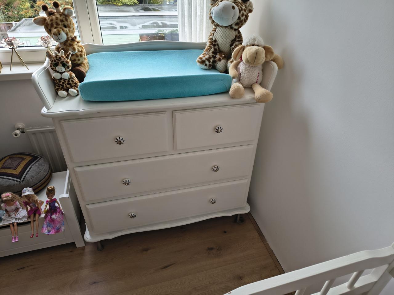 Babykamer; bedje, commode, decoratie