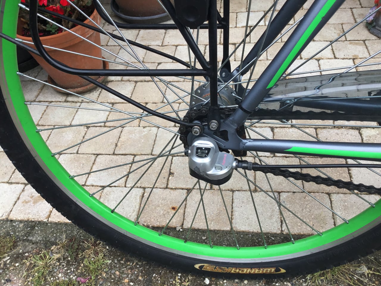 Jongensfiets met 3 versnellingen, handrem, achteruit trap rem,verlichting.
