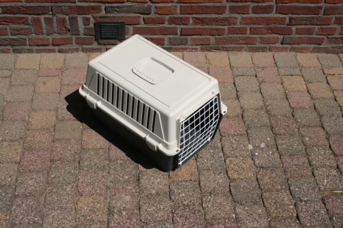 Transportbox en een kattenbak met een zak kattenbakvulling