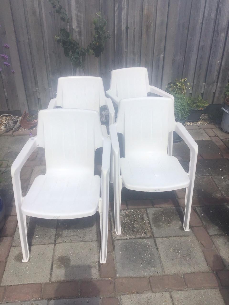 4 stapelbare witte tuinstoelen