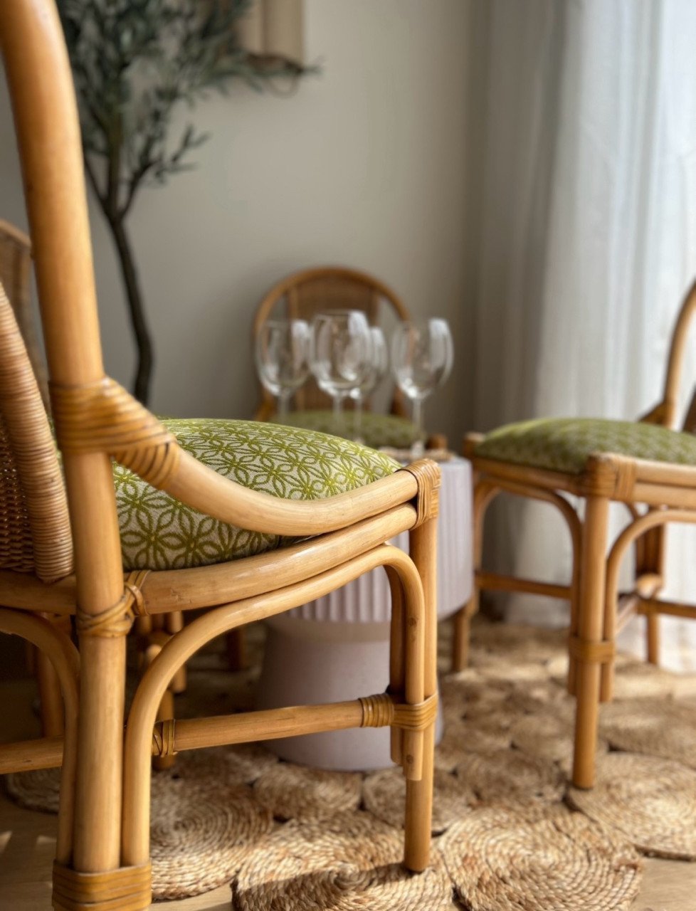 4x rotan/bamboe stoelen met retro bloemenprint