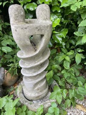 Ca 70 cm  fontein beeld abstract 2 personen met spiraal