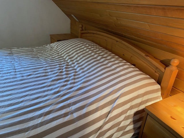Tweepersoonsbed grenen met ladenkast