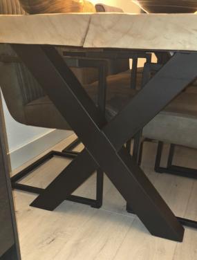 2x stalen mat zwarte X poten.