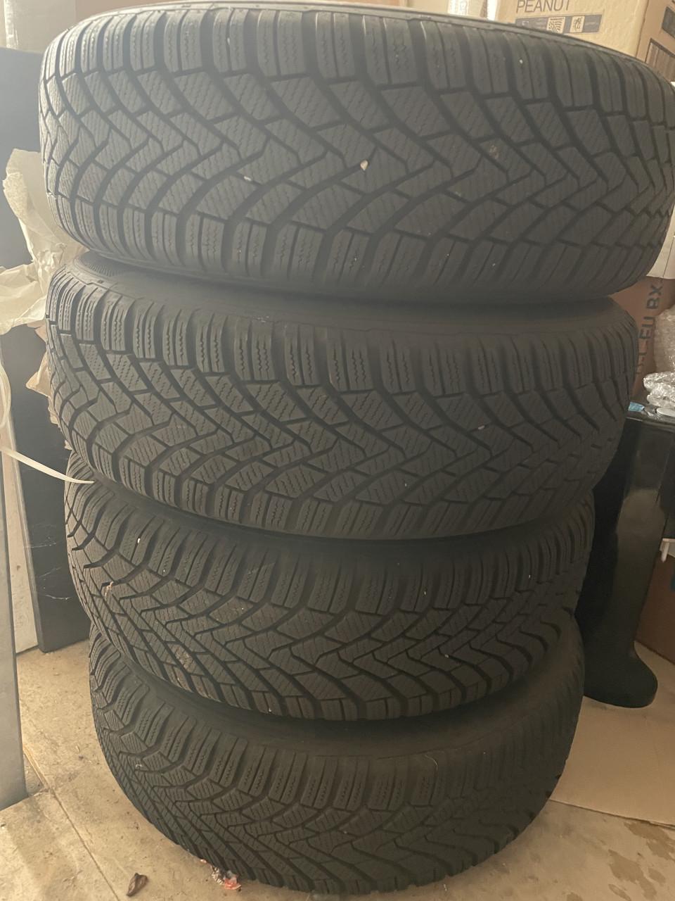 Set van 4 winterbanden VW (Caddy) met sierwieldoppen