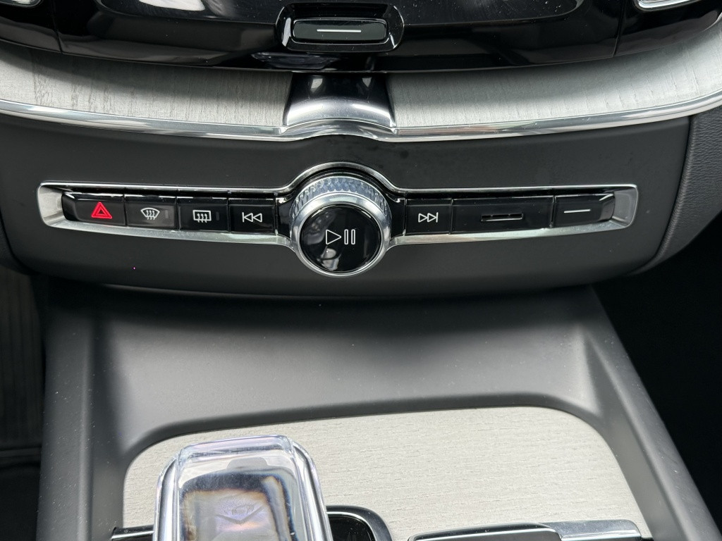 Volvo XC60 t8 455pk recharge ultra dark| full options ! luchtvering b&w sou