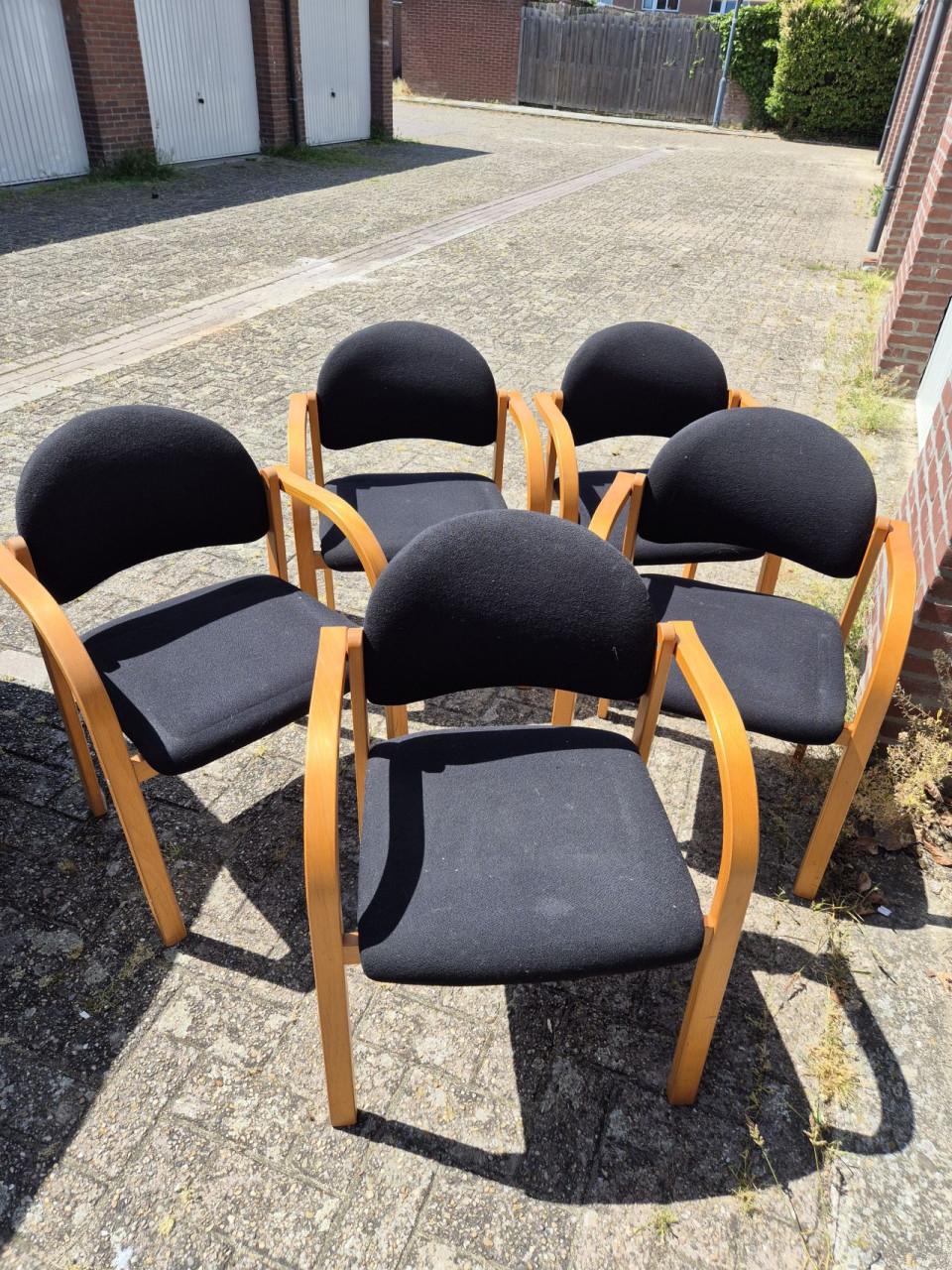 Vijf eetkamerstoelen