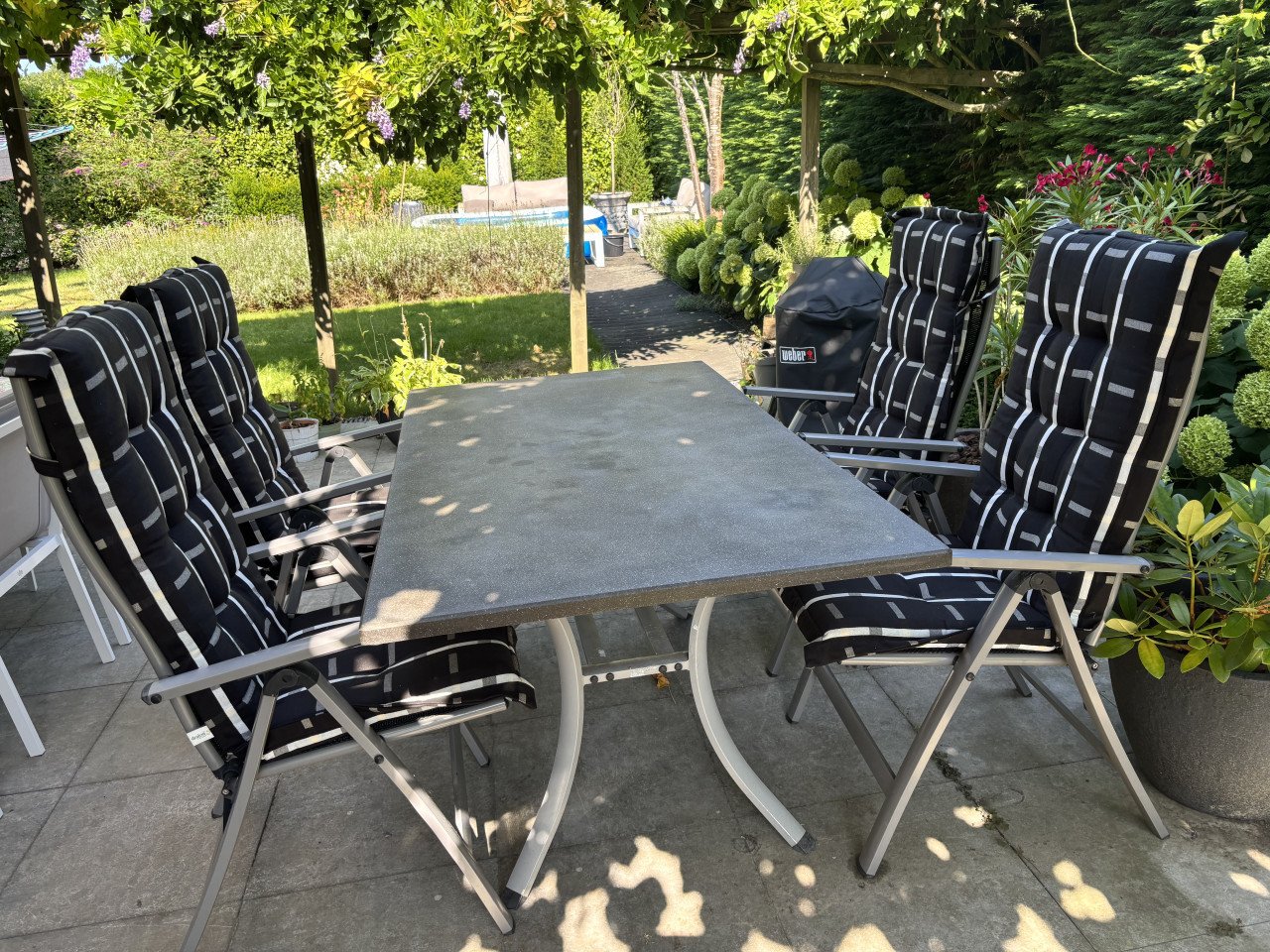 Tuintafel met stoelen en kussens