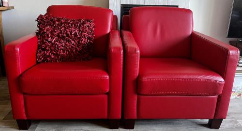 2 rode leren stoelen