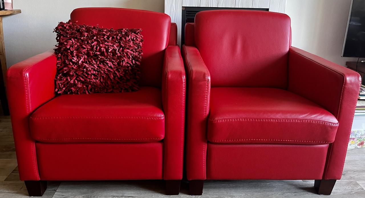 2 rode leren stoelen
