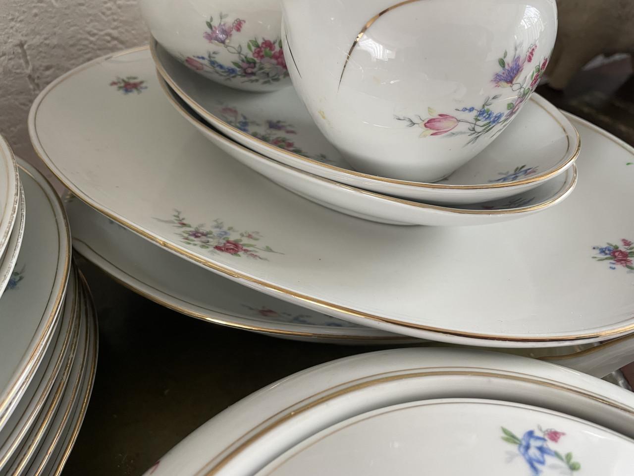 27 delig servies Zie tekst Borden, dekschalen en schalen Theepot etc