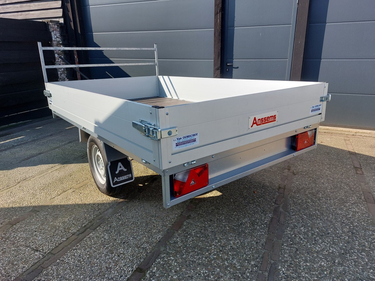 NIEUWE ANSSEMS PLATEAUWAGEN OP KENTEKEN