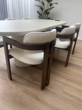 6x Japandi eetkamerstoelen walnoot/ wit bouclé