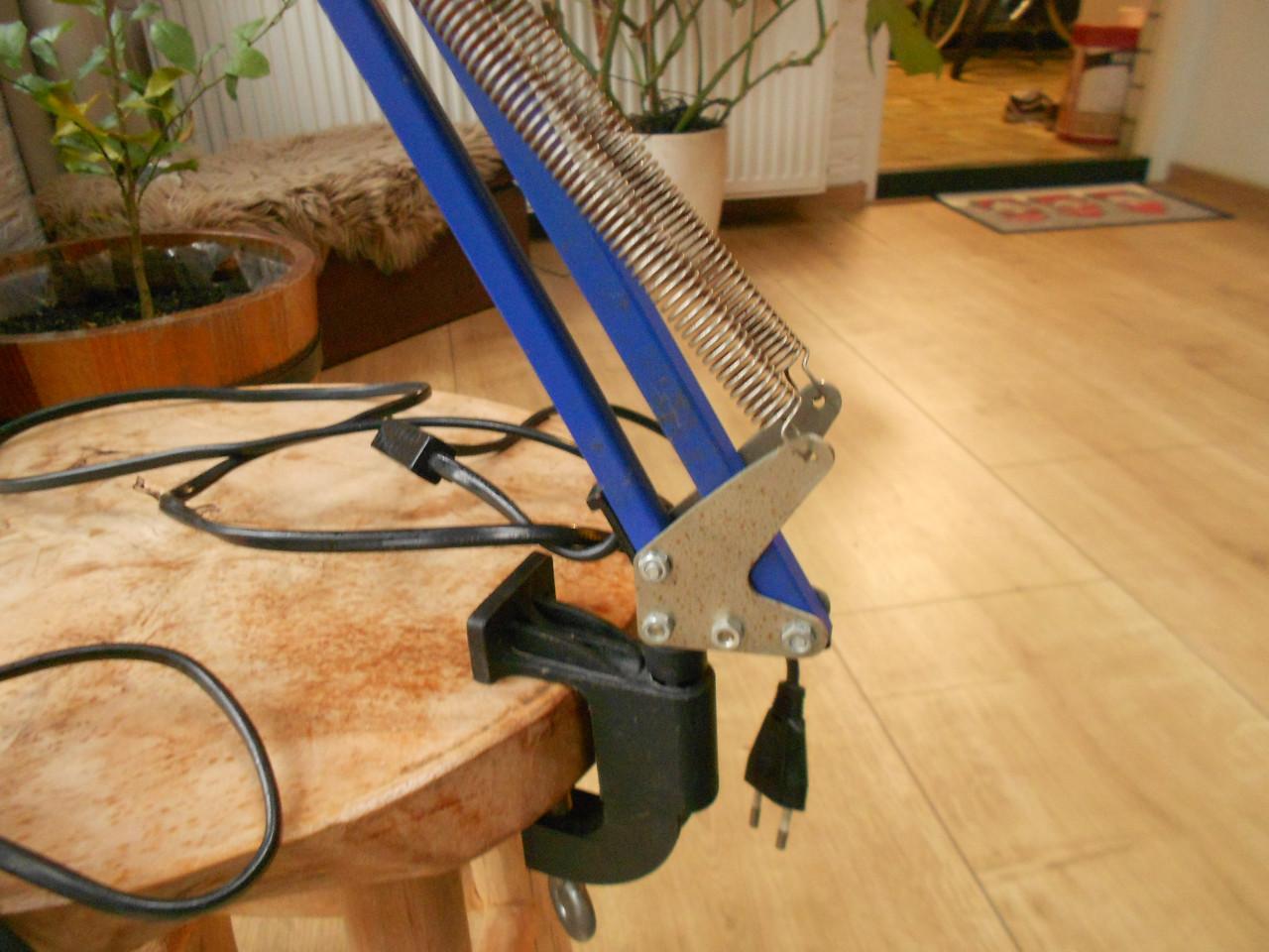 Twee vintage schaar klem lampen.