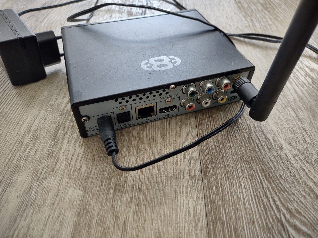 Nette mediaspeler Mede8er, MED600X3D met afstandsbediening.