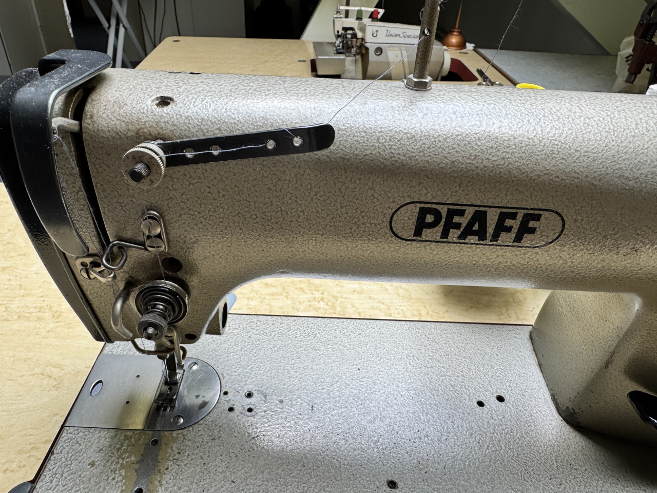 Industriële Pfaff 463 6/01 naaimachine 220 Volt + EFKA Vario DC Lockmachine