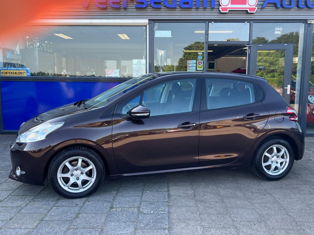 Peugeot 208 1.2 vti envy, navi, trekhaak enz...