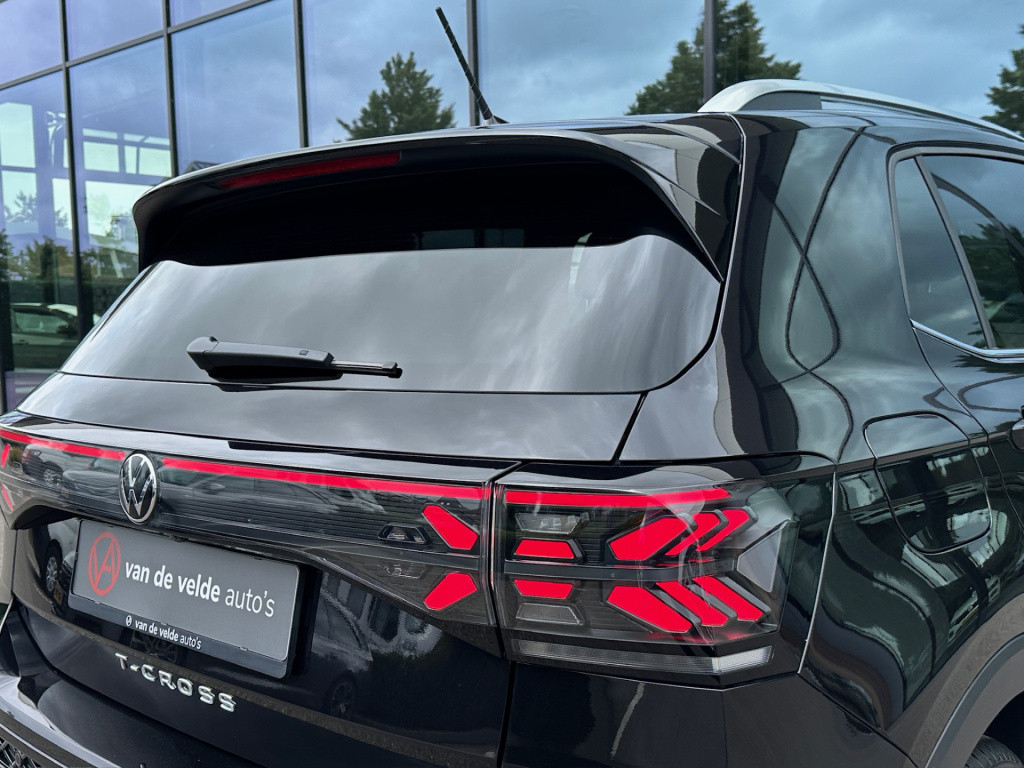 Volkswagen T-cross 1.5 tsi 150pk dsg r-line | camera | trekhaak | navi | iq