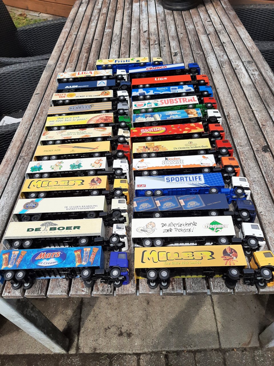 45 lion car vrachtwagens, 20 in doos en 25 los, 9 spiegelsets5 lege dozen