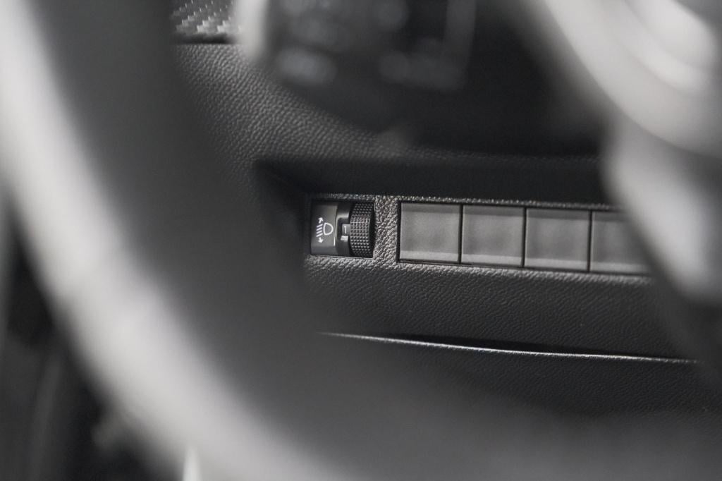 Peugeot 2008 puretech 100 allure | camera | navigatie | parkeersensoren | a