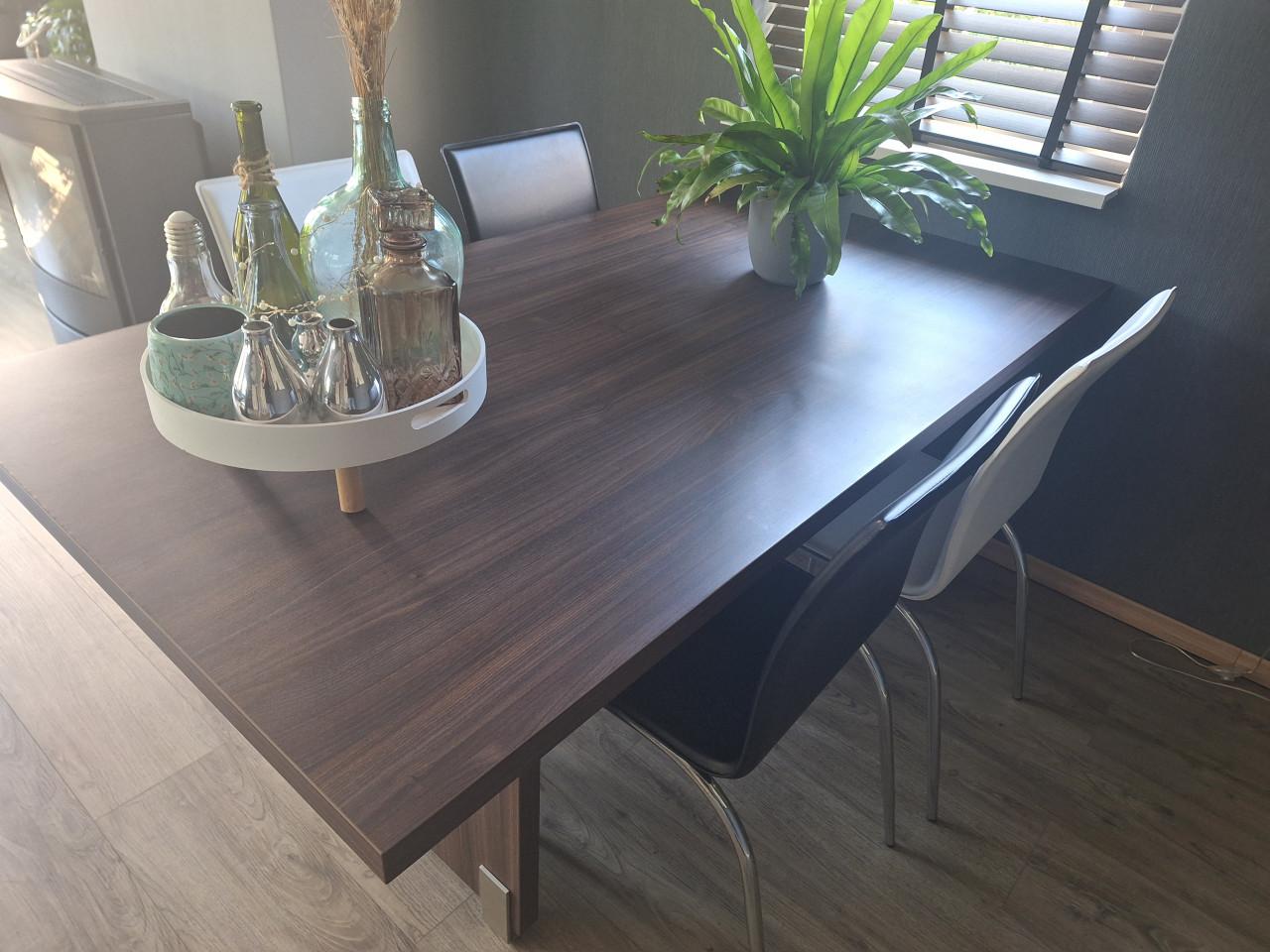 Te koop: tafel met 4 stoelen