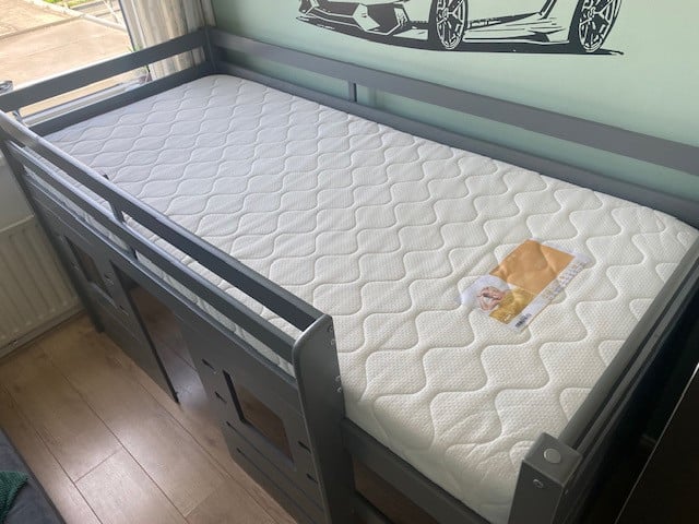 Kinderbed half hoogslaper grijs incl. matras