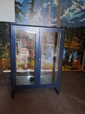 Leuk blauw vitrinekastje