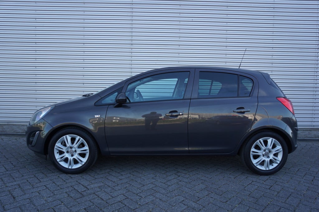 Opel Corsa 1.4-16v blitz airco / navi / cruise / elektr. ramen / parkeers. 