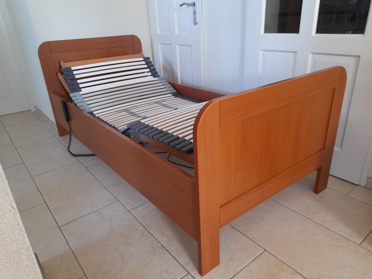 Senioren bed 90 x 200 met elektrisch verstelbare lattenbodem (z.g.a.n.)