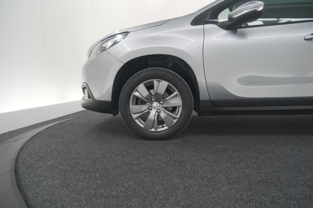 Peugeot 2008 puretech 82 blue lion | trekhaak | panoramadak | navigatie | p