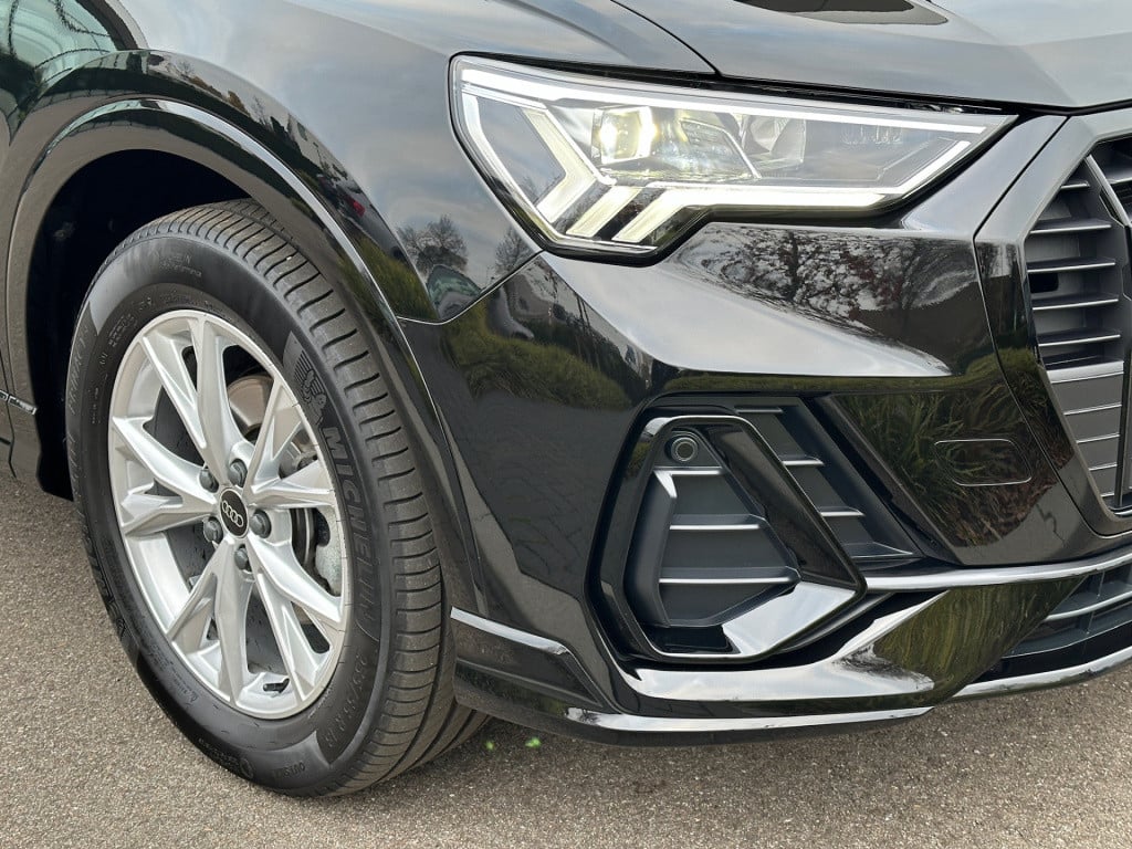 Audi Q3 35 tfsi s-line | panoramadak | zwart optiek | trekhaak | camera | e